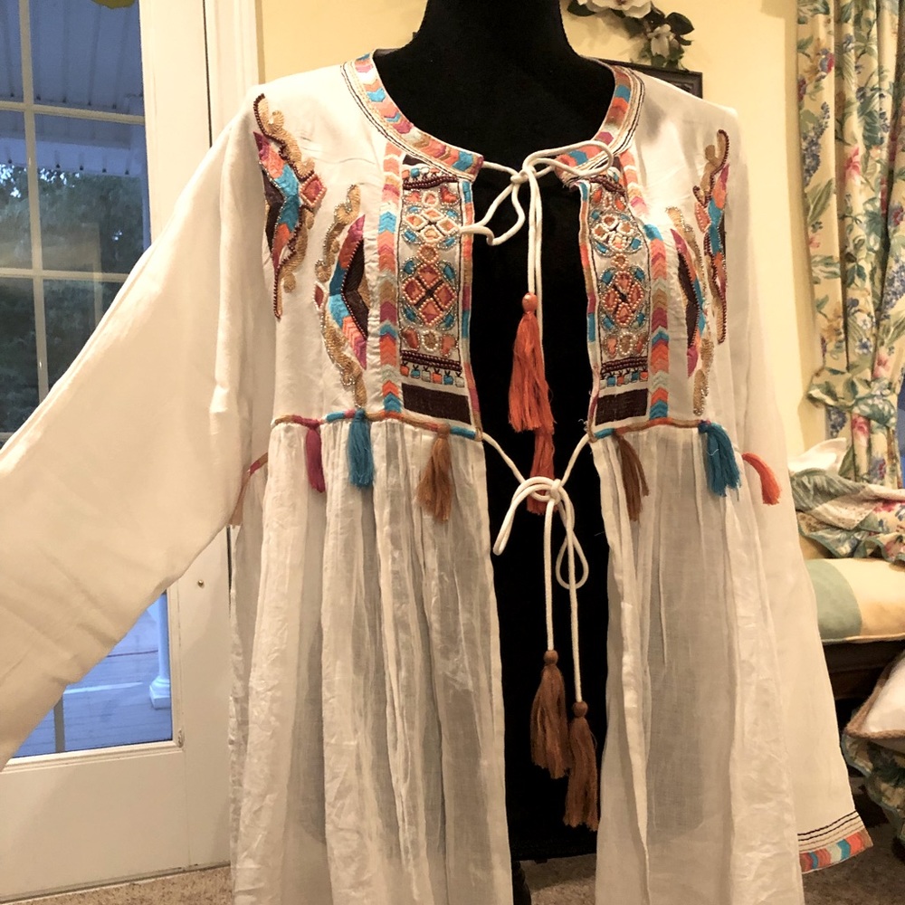 Beautiful Trendy Top!! Size Large